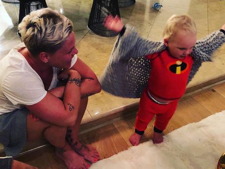 Pink показала полуторагодовалого сына, катающегося на велосипеде