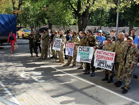 Под Киевским апелляционным административным судом военные требуют возобновить строительство жилья