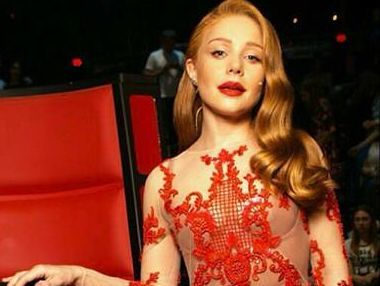 Тина Кароль показала, как ей делают слепок с уха