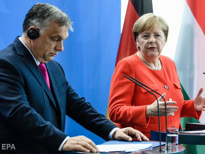 Меркель обвинила Орбана в "отсутствии человечности"