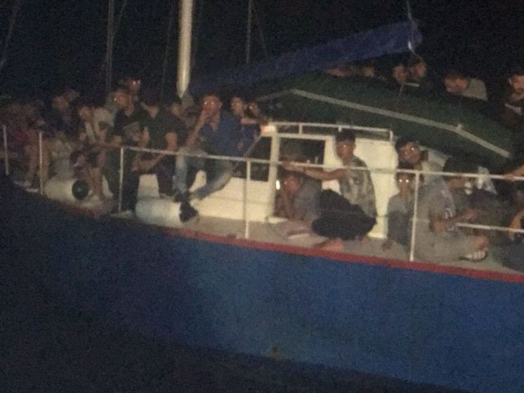 В Италии задержали украинскую яхту более чем с 70 мигрантами на борту – Госпогранслужба Украины