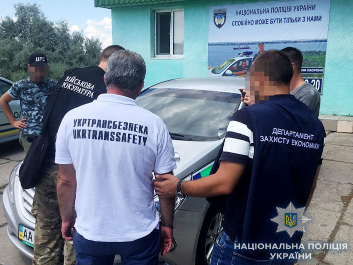 ﻿У Миколаївській області під час отримання хабара затримали чиновника Укртрансбезпеки