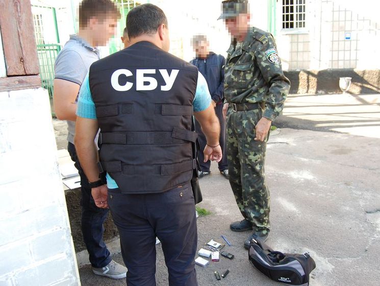 ﻿Працівник слідчого ізолятора Чернігова постачав наркотичні та психотропні речовини ув'язненим – СБУ