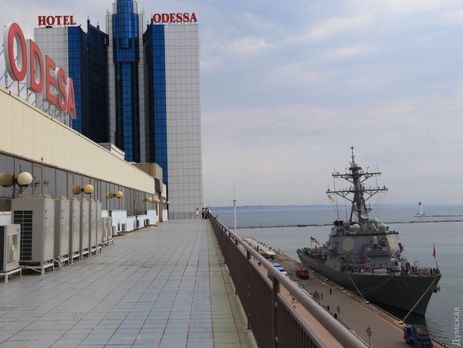 Американский ракетный эсминец USS Porter DDG 78 у причала морского вокзала в Одессе