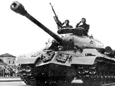 Сепаратисты в Константиновке оживили танк времен войны, стоявший на постаменте