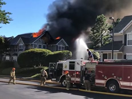 В США вертолет упал на жилой дом и взорвался