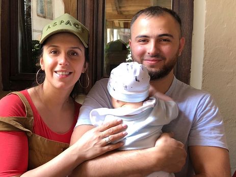 Муж Джамалы учит плавать трехмесячного сына