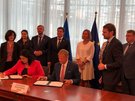 Соглашение подписали вице-премьер-министр Украины Иванна Климпуш-Цинцадзе и вице-президент ЕИБ Вазиль Гудак