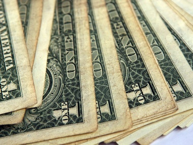 Межбанк: Доллар удерживает свои позиции