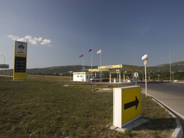 СМИ: "Роснефть" продает бензозаправки в Крыму