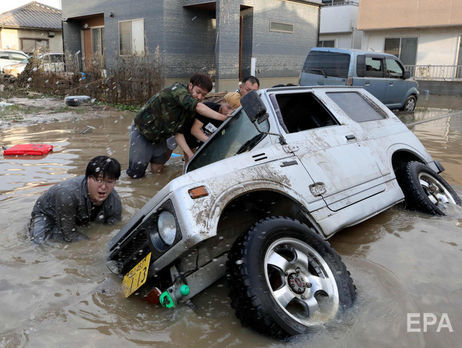 ﻿Унаслідок сильних дощів і повеней у Японії загинуло вже щонайменше 130 осіб