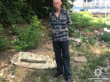 На остановке общественного транспорта в Днепре полиция задержала мужчину с гранатометом РПГ-18