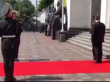 После инаугурации Порошенко поговорил с часовым, который выронил карабин