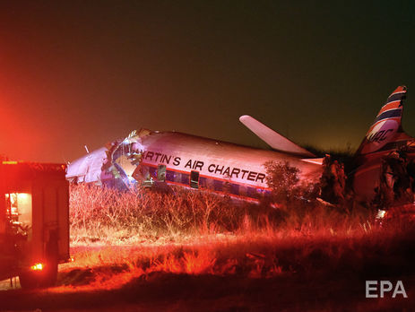 ﻿У Південній Африці розбився літак, одна людина загинула. Фоторепортаж