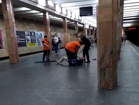 В киевском метро полицейский бил пассажира дубинкой, прокуратура открыла уголовное производство