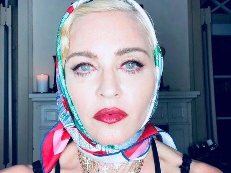 Мадонна перед камерой прочитала стихотворение феминистки 