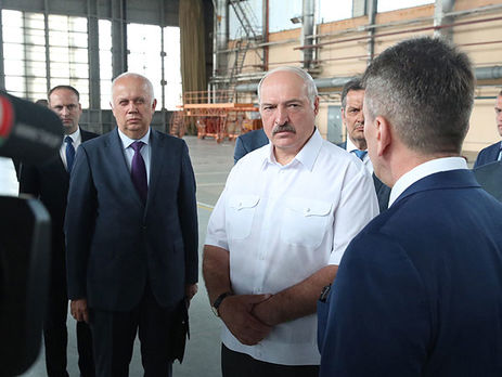 Лукашенко (в белой рубашке) побывал на заводе в Орше