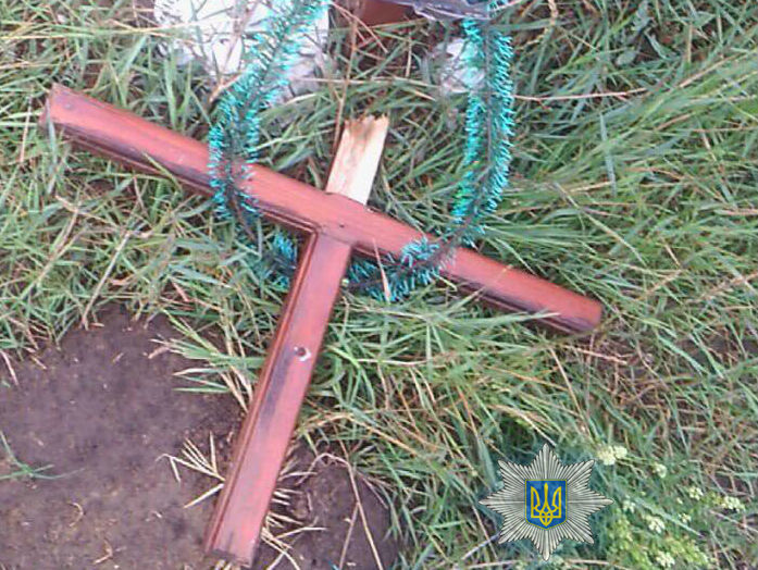 ﻿В Одеській області п'яний 13-річний підліток поламав 54 хрести на цвинтарі – поліція