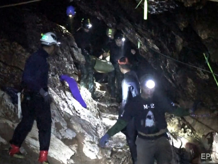 В США хотят снять фильм о детях, застрявших в затопленной пещере в Таиланде