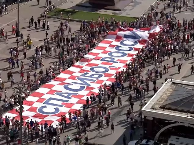 ﻿Хорватські вболівальники розгорнули в Москві банер із написом "Спасибо, Россия"
