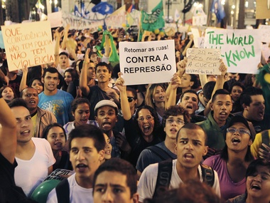 В бразильском Сан-Паулу демонстрацию работников метро разогнали слезоточивым газом