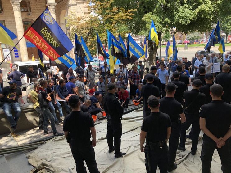 ﻿Волинець заявив, що поліція відтіснила шахтарів, які протестували проти Насалика, від будівлі Міненерго і відібрала в них намети