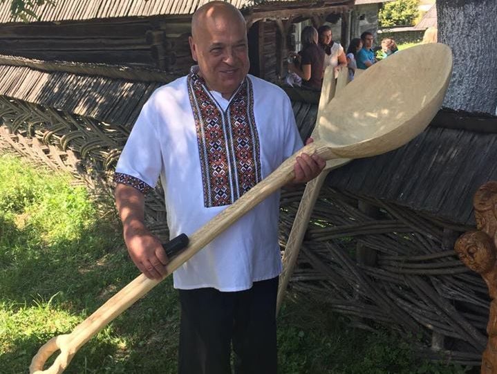 На всем на полу на стульях на столе без скатерти лежал толстый слой пыли