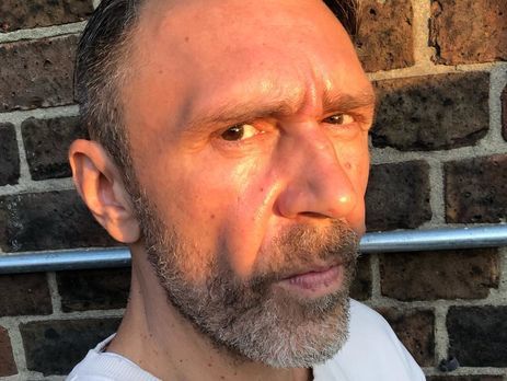 Шнуров станцевал на обочине дороги