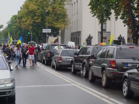 За попытку ударить нардепа полиция задержала у здания Рады участника акции владельцев 