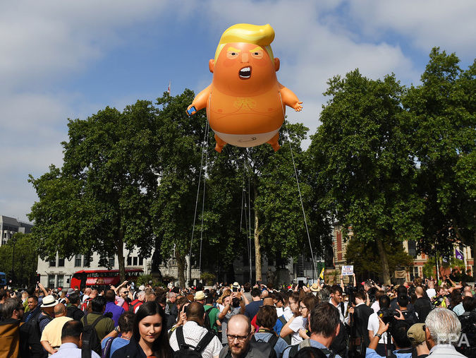 ﻿У Лондоні запустили в небо "Трампа в трусиках". Відео