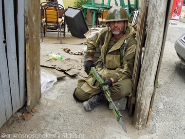 В Снежное съезжаются боевики и строят баррикады