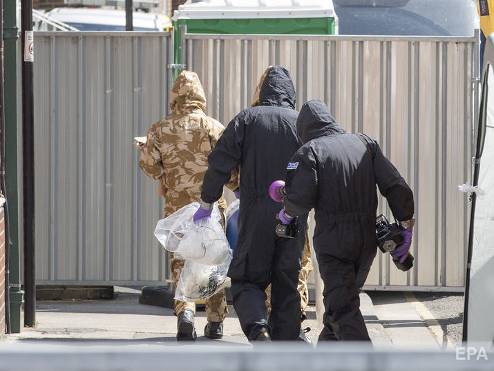 ﻿Британська поліція досліджує понад 400 предметів, які можуть бути речовими доказами у справі про отруєння "Новачком" в Еймсбері