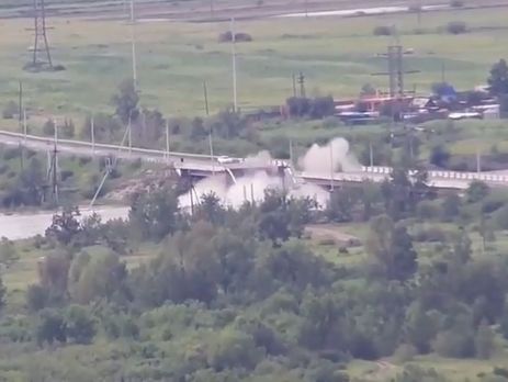 В российском Забайкалье из-за паводка обрушился мост регионального значения. Видео