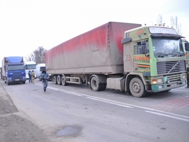Российские дальнобойщики не могут выехать из Крыма и хотят перекрыть трассу