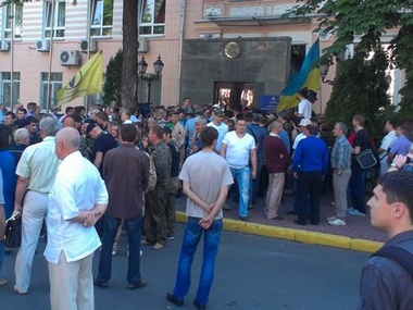 В Киеве митингующие блокируют здание Госпогранслужбы