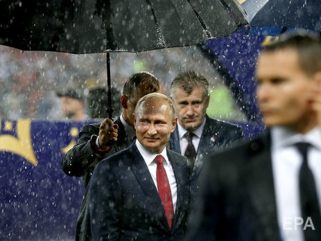 ﻿Під парасолькою тільки Путін. Під час церемонії нагородження на ЧС 2018 почалася злива. Фоторепортаж 