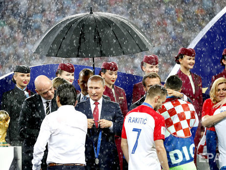 Журналистка Рыковцева о Путине на церемонии награждения финалистов ЧМ 2018: Там двое живых – француз и хорватка. И рядом с ними эта странная мумия