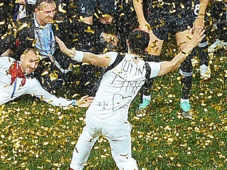Во время церемонии награждения на ЧМ 2018 на стадион выбежал мужчина в футболке с надписью 