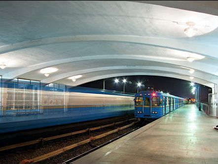 В Киеве закрыли станцию метро "Левобережная" из-за сообщения о минировании