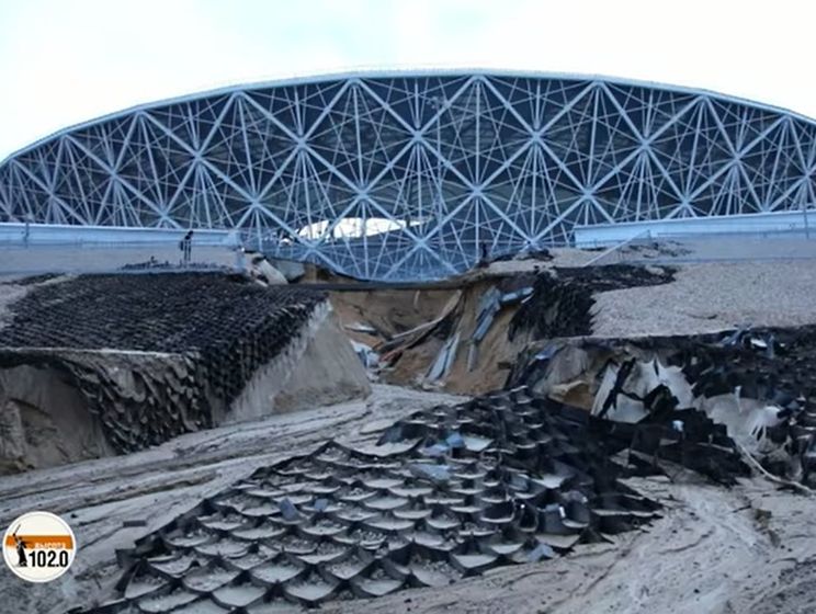 В Волгограде построенный к чемпионату мира стадион начал разрушаться из-за дождя. Видео