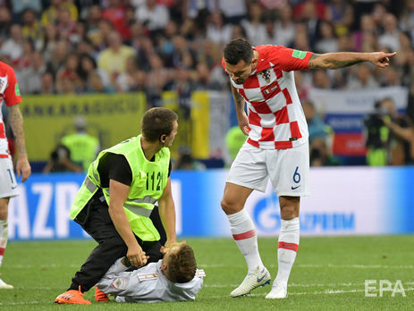 Активістку групи Pussy Riot Вероніку Нікульшину, яка вибігла на поле під час фіналу чемпіонату світу з футболу, заарештували на 15 діб