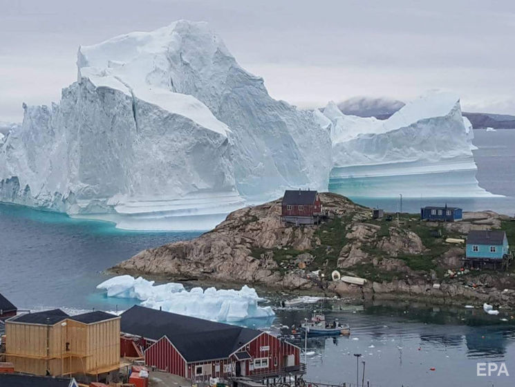 В Гренландии над поселком навис айсберг. Видео