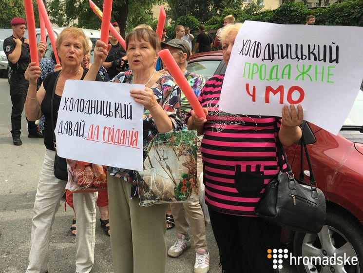 ﻿У Києві на мітингу під будівлею антикорупційної прокуратури облили зеленкою Шабуніна