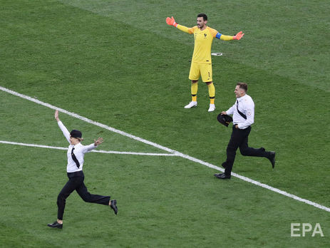 Учасники Pussy Riot пробігають повз воротаря збірної Франції Уго Льоріса під час фіналу чемпіонату світу