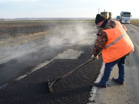 ﻿В "Укравтодорі" заявили, що стан 95% українських доріг не відповідає нормам