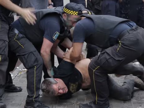 ﻿Екскаватор, яйця та шини у вогні. У Дніпрі власники знесених кіосків побилися з муніципальною охороною. Відео