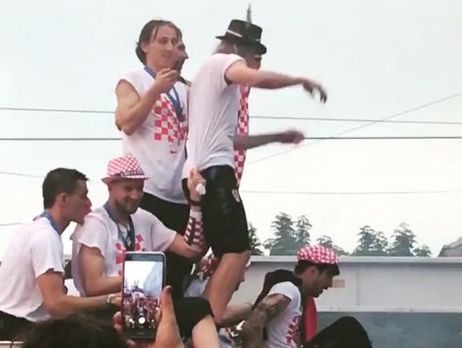Во время праздничного парада сборной Хорватии Вида едва не свалился с крыши автобуса