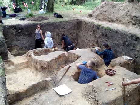 ﻿У Чернігові археологи виявили стародавнє семиярусне кладовище. Фоторепортаж