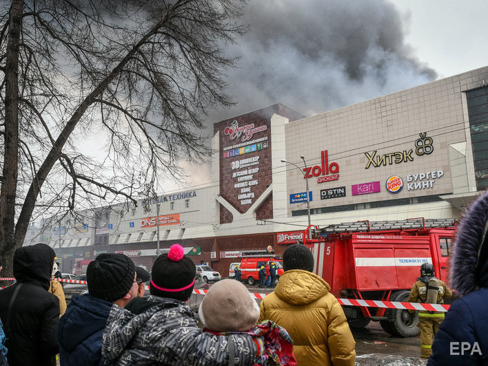 В Кемерово начали сносить основное здание торгового центра "Зимняя вишня"