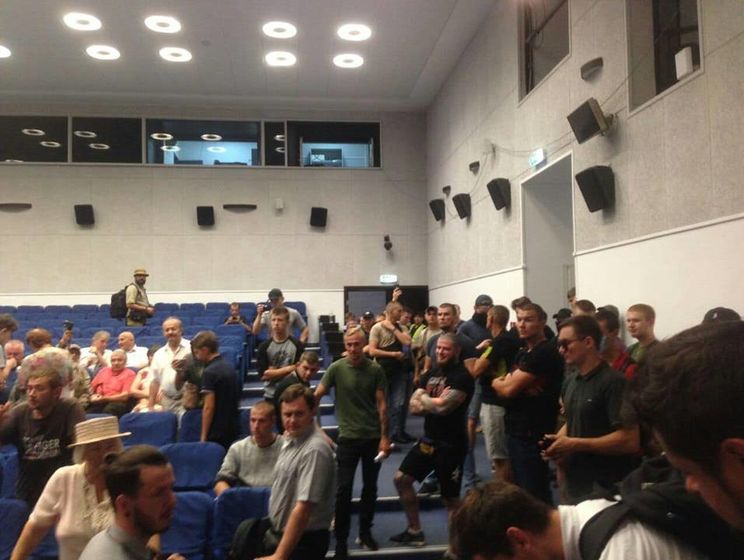 ﻿У Києві націоналісти закидали яйцями учасників "Форуму патріотичних сил"